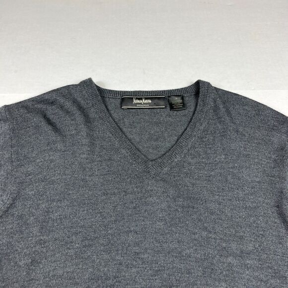 Neiman Marcus Gray V-Neck Sweater Cashmere Silk Blend Classic Luxe Size Medium - Picture 3 of 10